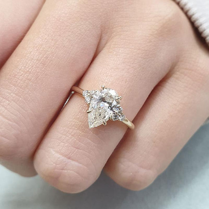 Elara™ | Bague de fiançailles poire 3 pierres