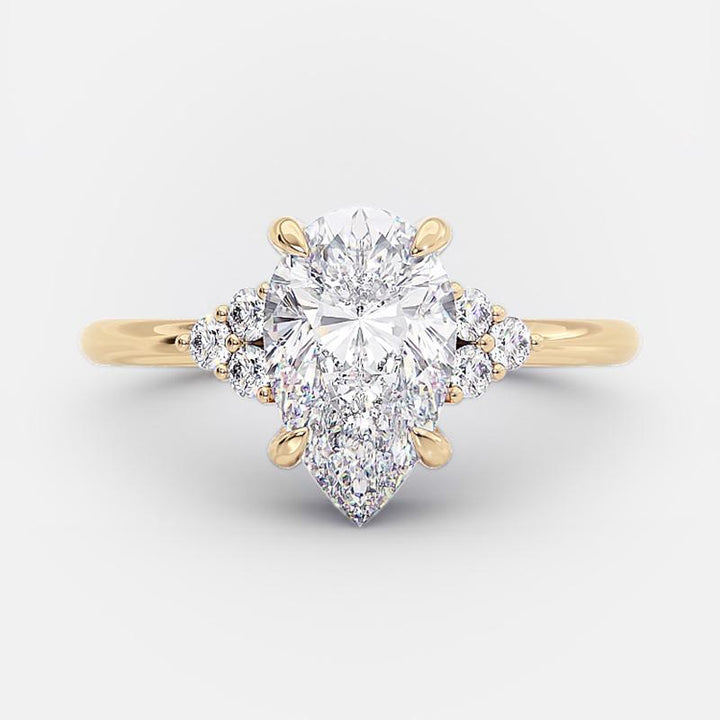 Elara™ | Bague de fiançailles poire 3 pierres