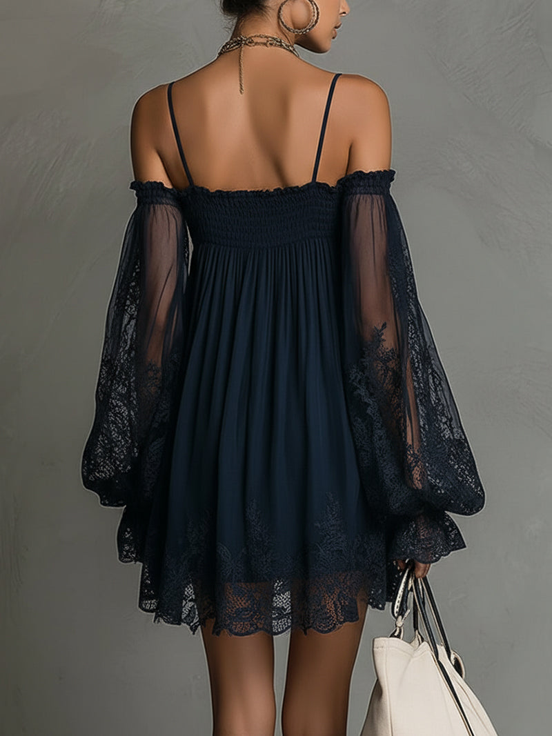 Noemi - Mini robe en bleu marine avec décolleté off-shoulder, finitions en dentelle et manches transparentes