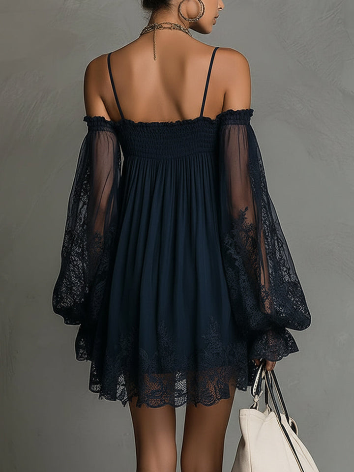 Noemi - Mini robe en bleu marine avec décolleté off-shoulder, finitions en dentelle et manches transparentes