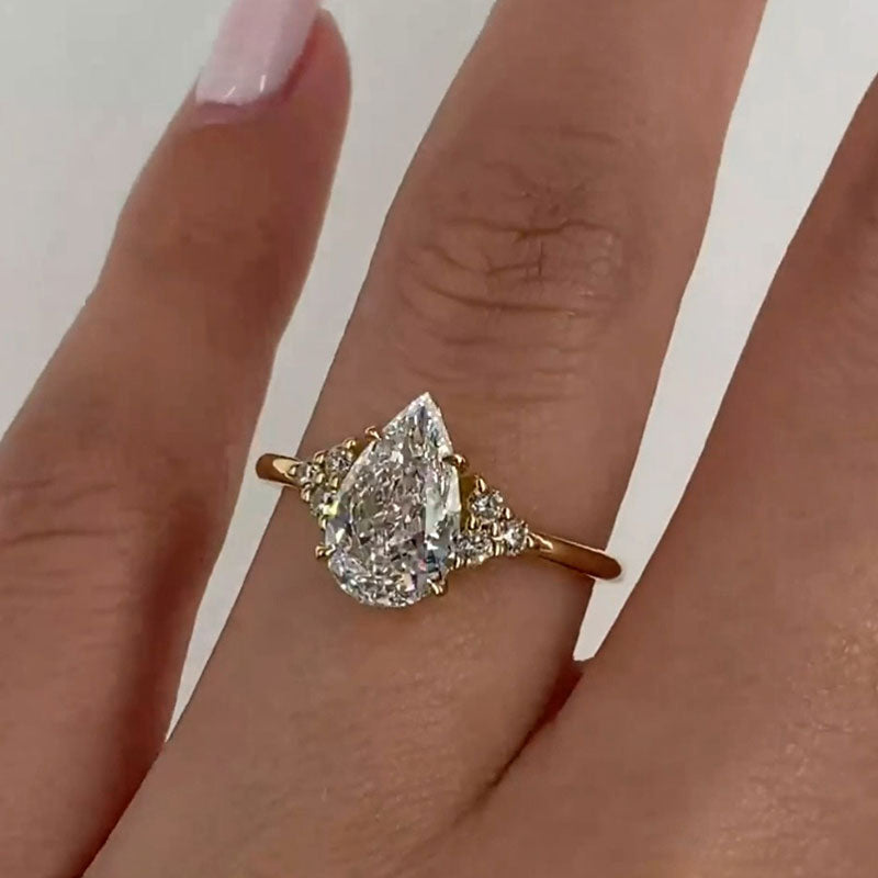Elara™ | Bague de fiançailles poire 3 pierres