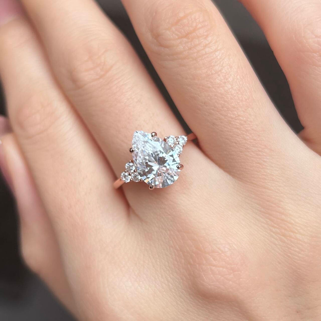 Elara™ | Bague de fiançailles poire 3 pierres