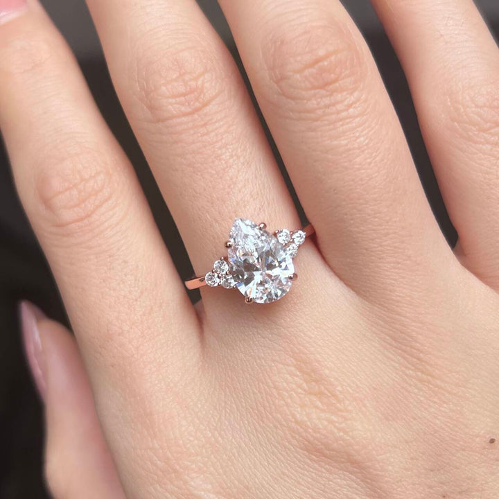 Elara™ | Bague de fiançailles poire 3 pierres