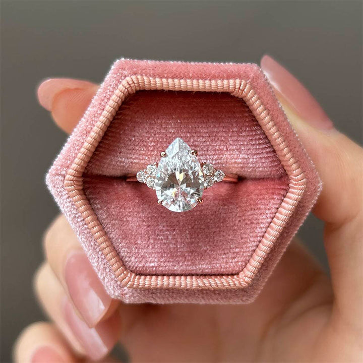 Elara™ | Bague de fiançailles poire 3 pierres