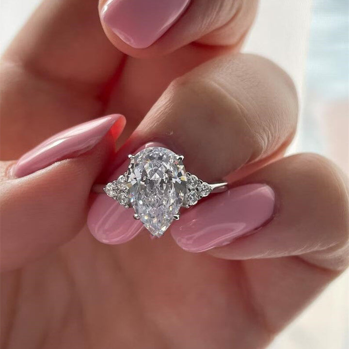 Elara™ | Bague de fiançailles poire 3 pierres