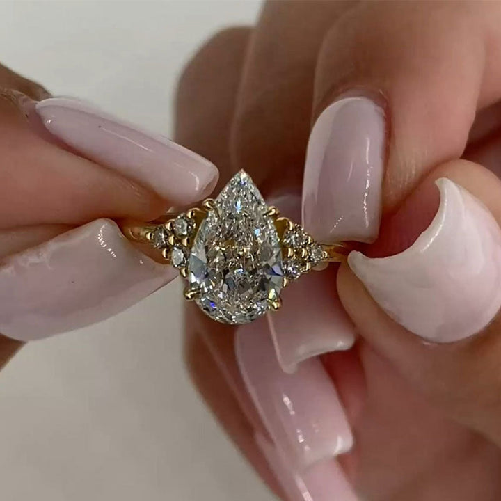 Elara™ | Bague de fiançailles poire 3 pierres
