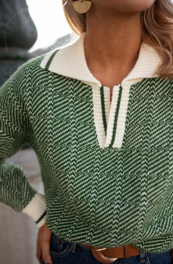 Emilia™ | Pull vert à col en V avec col retroussé