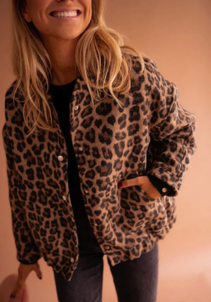 Leona™ | Veste bomber léopard avec une touche de style