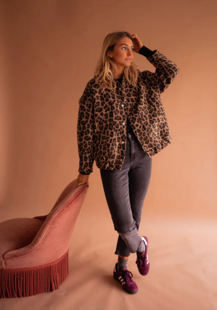 Leona™ | Veste bomber léopard avec une touche de style