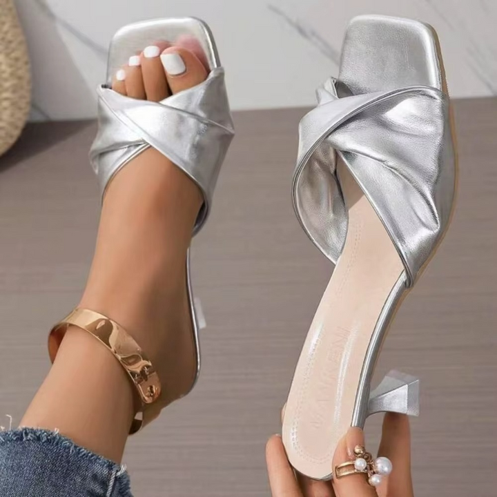 Maelira | Pantoufles avec des brides torsadées et un talon