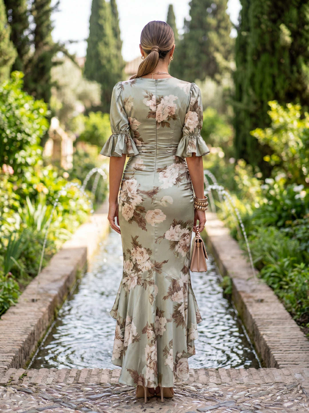 Ana - Robe longue asymétrique en vert avec décolleté en V