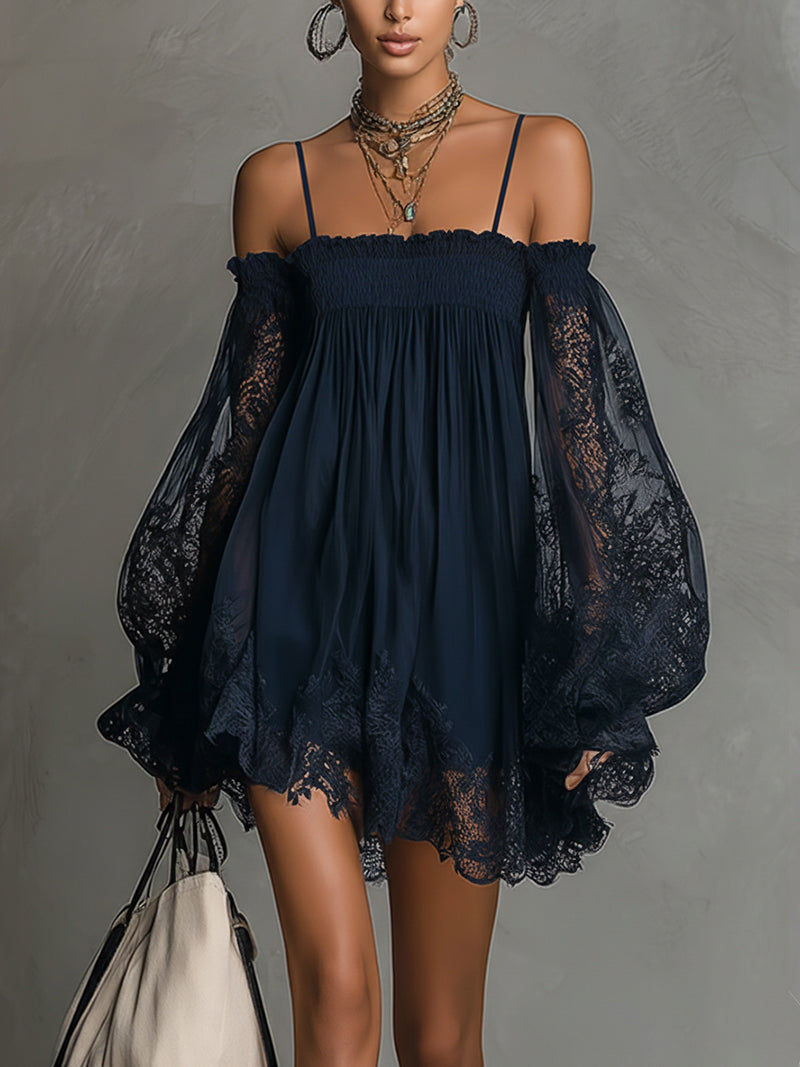 Noemi - Mini robe en bleu marine avec décolleté off-shoulder, finitions en dentelle et manches transparentes