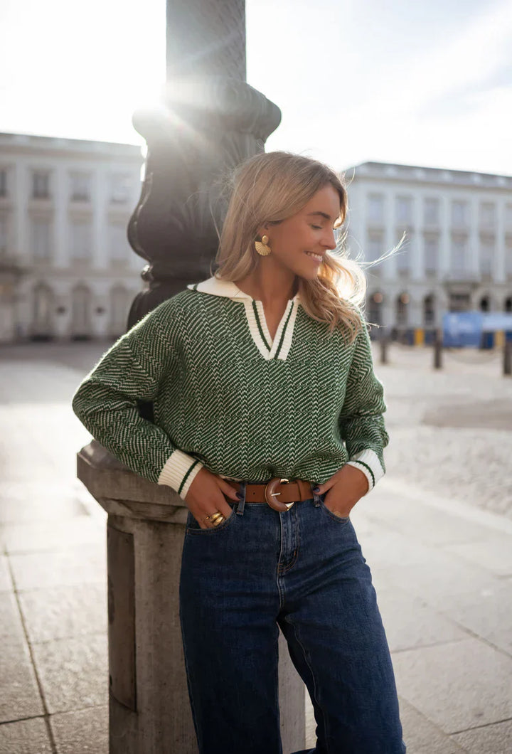 Emilia™ | Pull vert à col en V avec col retroussé