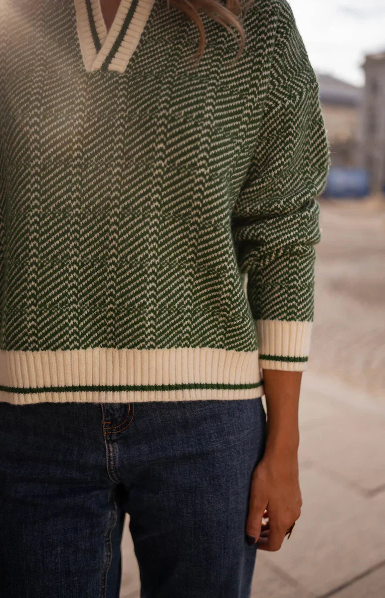 Emilia™ | Pull vert à col en V avec col retroussé