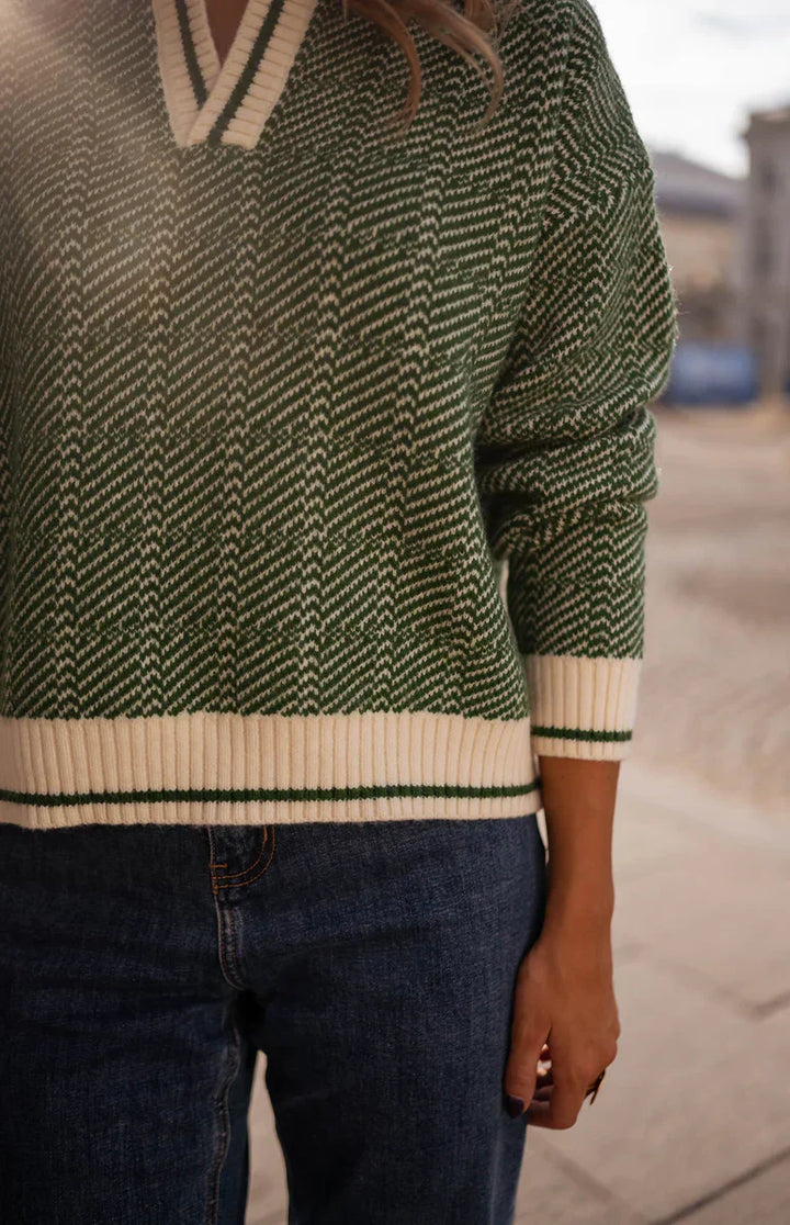 Emilia™ | Pull vert à col en V avec col retroussé