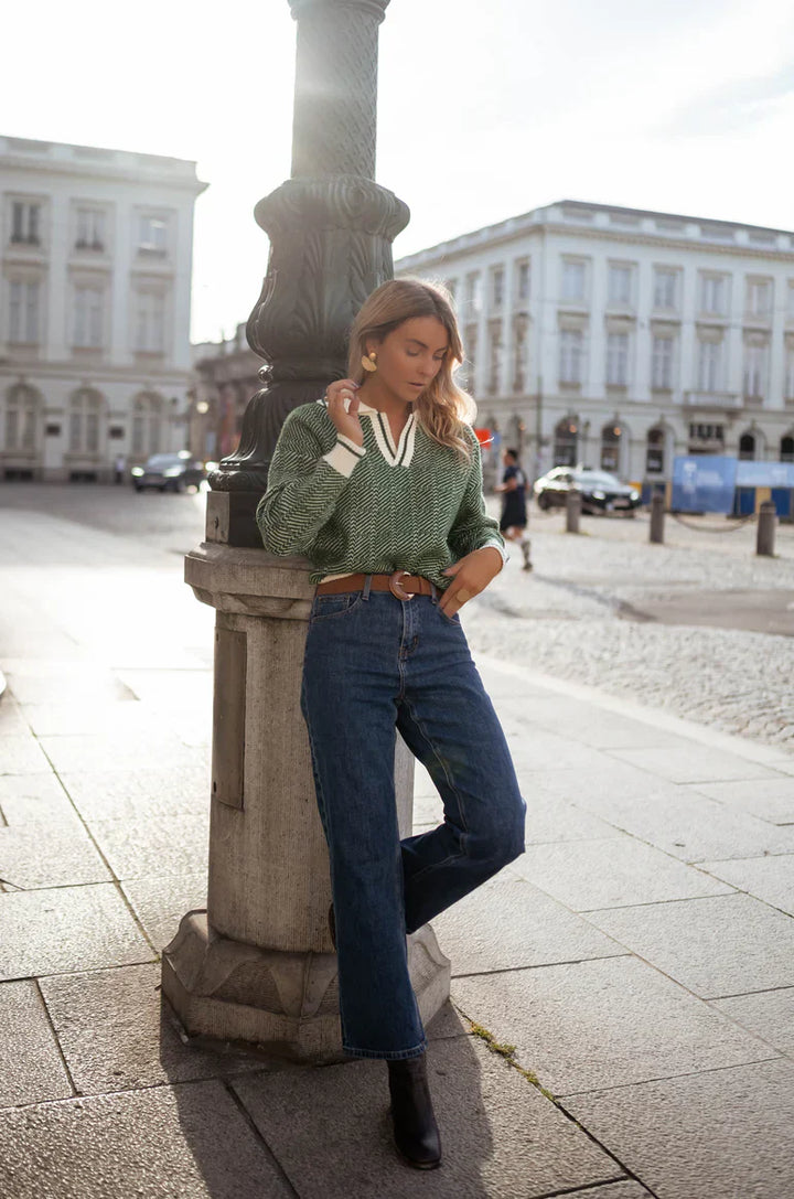 Emilia™ | Pull vert à col en V avec col retroussé