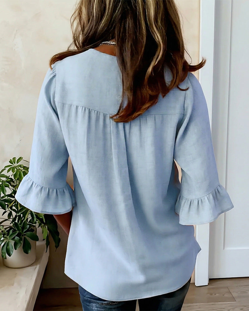 Blouse Sophia unie en coton-lin avec boutons en bois et volant